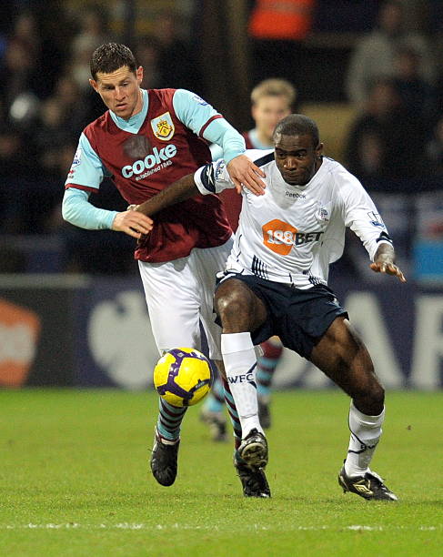 青岛西海岸赢球暂时上岸 山东泰山丢分又折将.